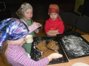 Bērni cep piparkūkas senioriem